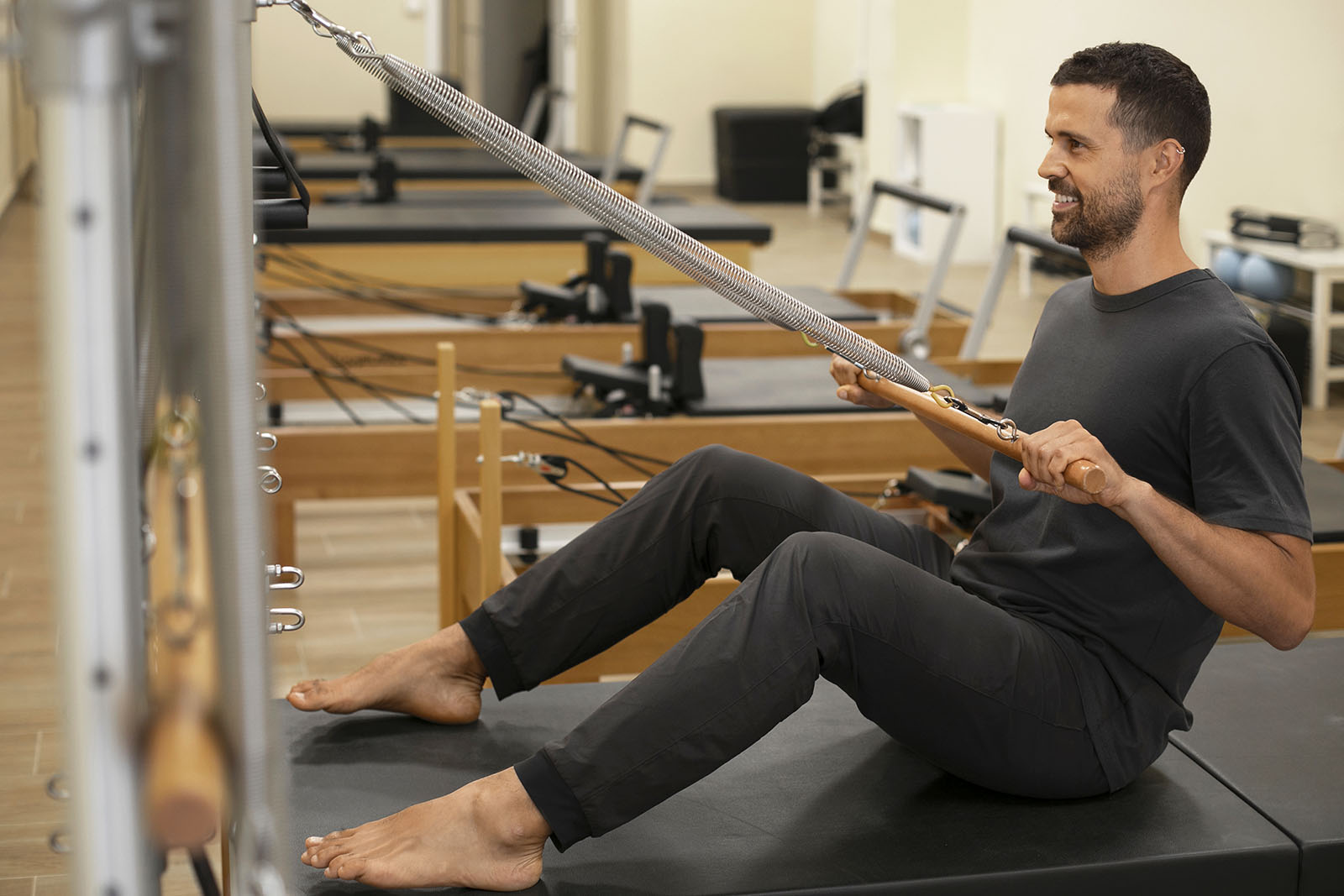 Mężczyzna ćwiczący pilates na reformerze