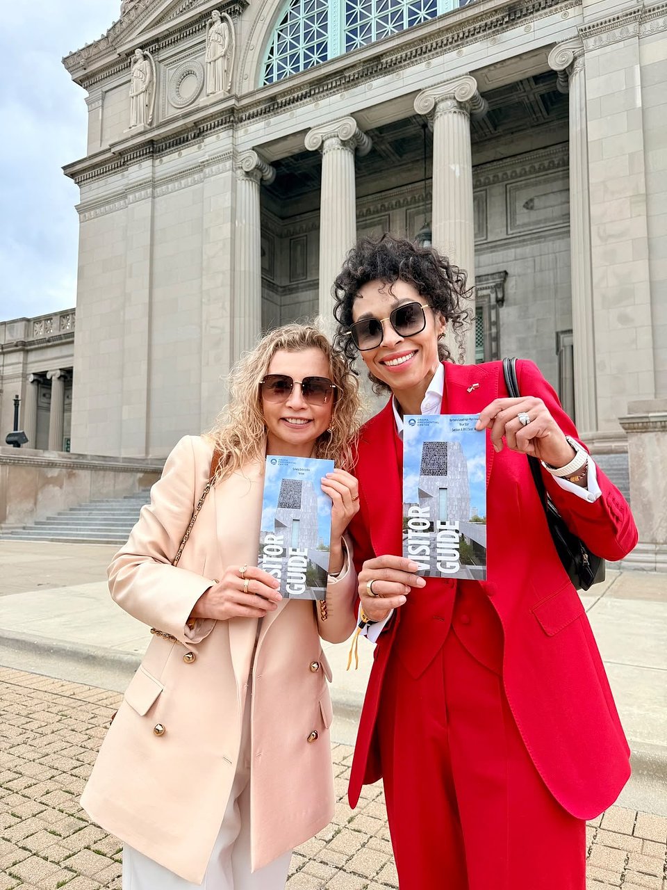 Omenaa Mensah i Sylwia Dobrzycka przed budynkiem