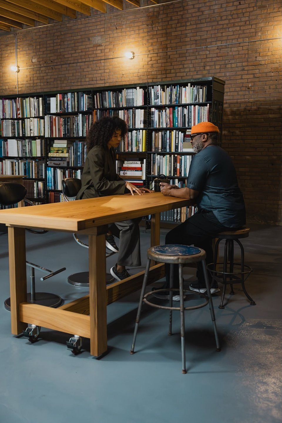 Spotkanie przy stole w przestrzeni bibliotecznej