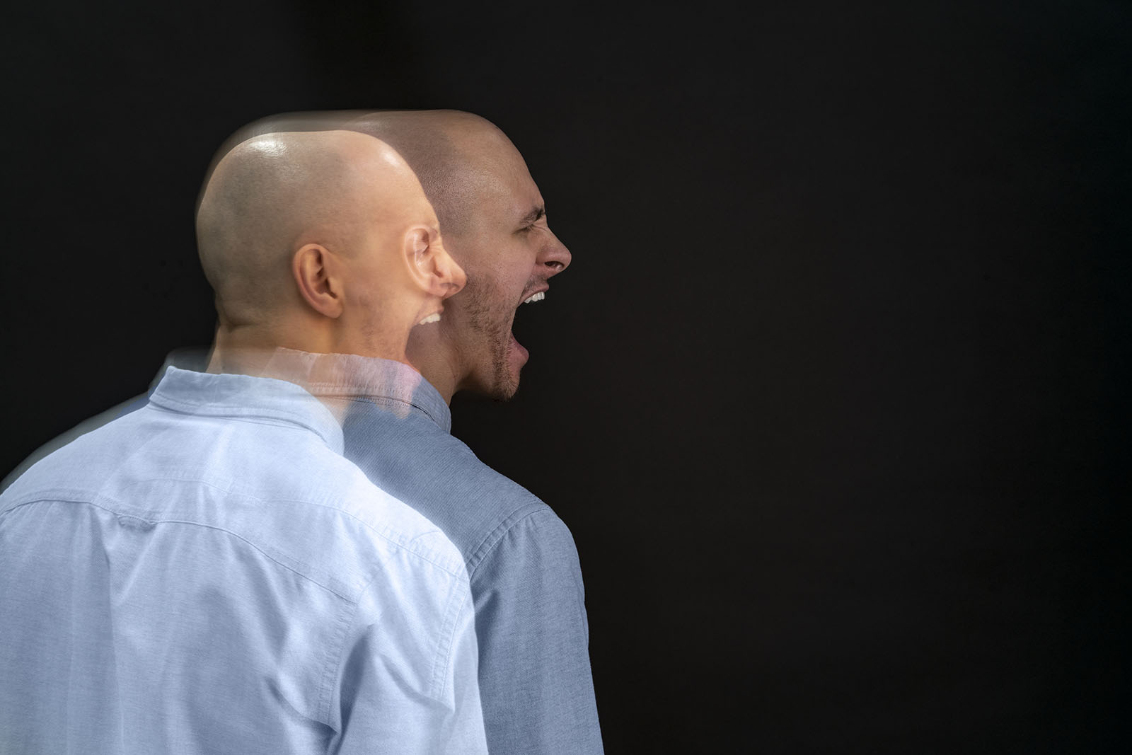 Portret mężczyzny pokazujący wewnętrzne napięcie i emocjonalne przeciążenie