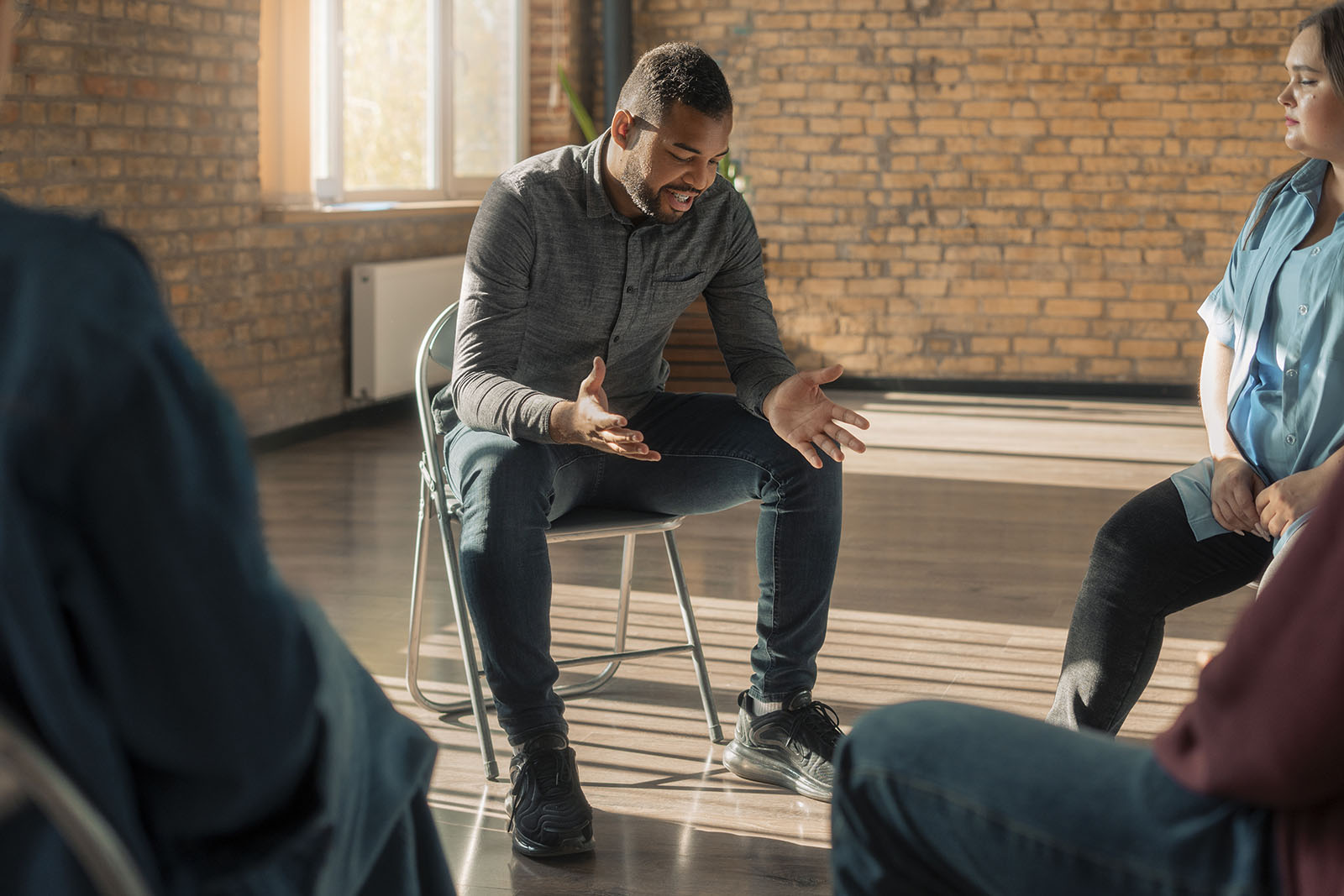 Mężczyzna rozmawiający podczas spotkania grupy wsparcia psychologicznego