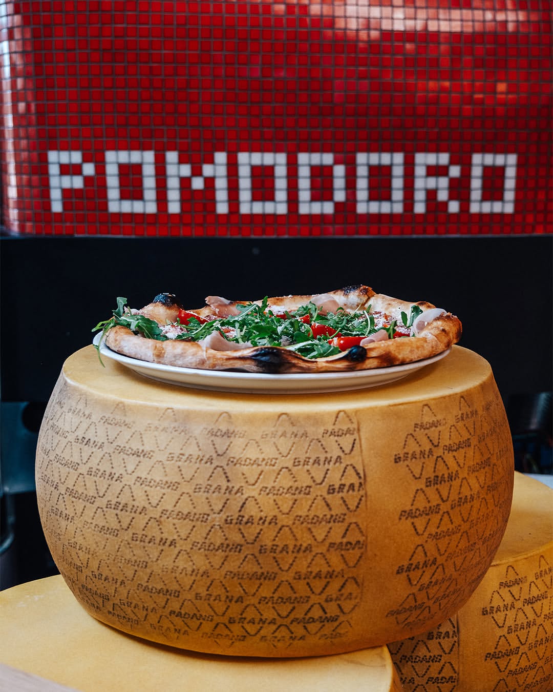 Pizza podawana w restauracji Pomodoro
