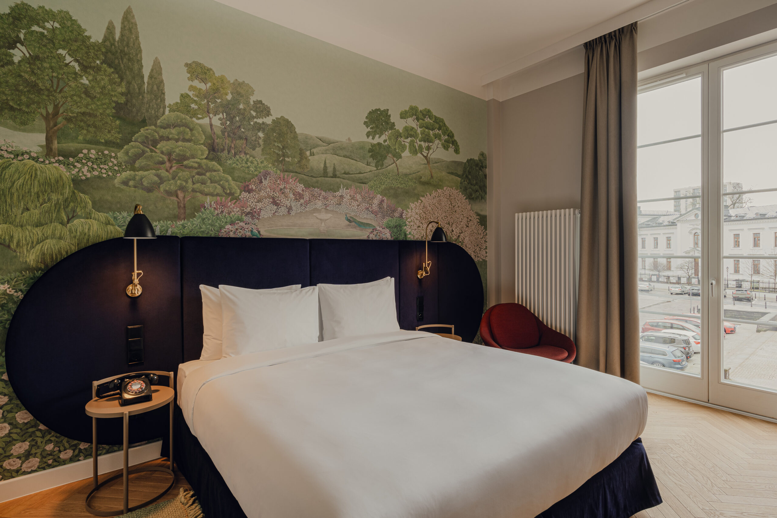 Sypialnia w Flaner Hotel z dekoracyjną tapetą