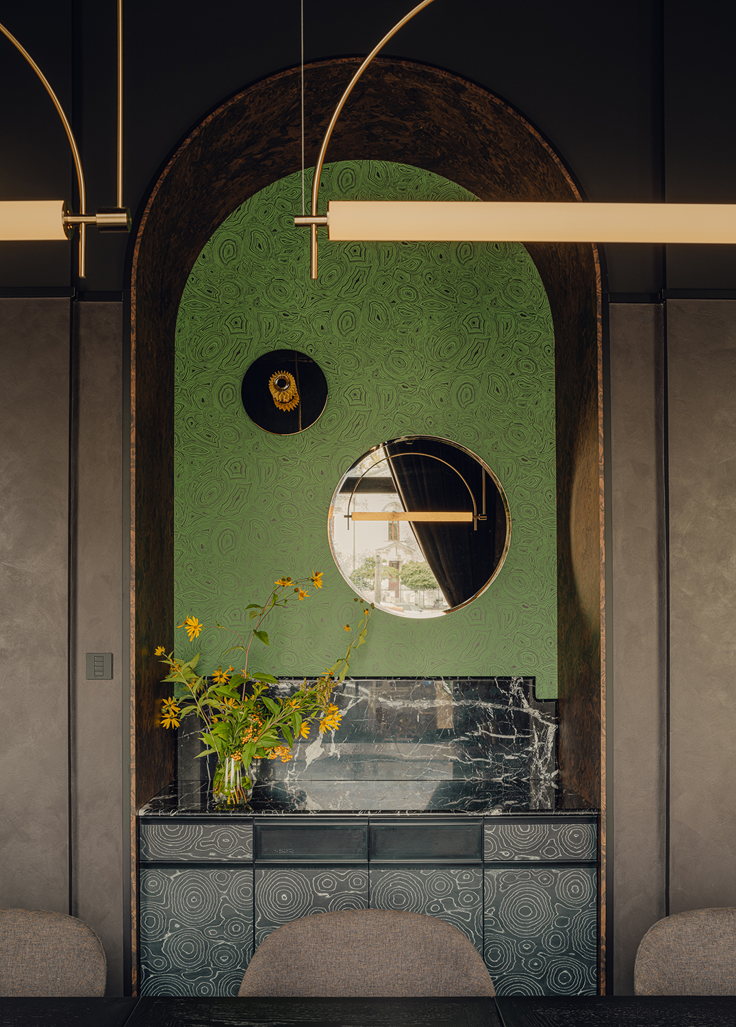 Dekoracyjne drzwi we wnętrzu Flaner Hotel