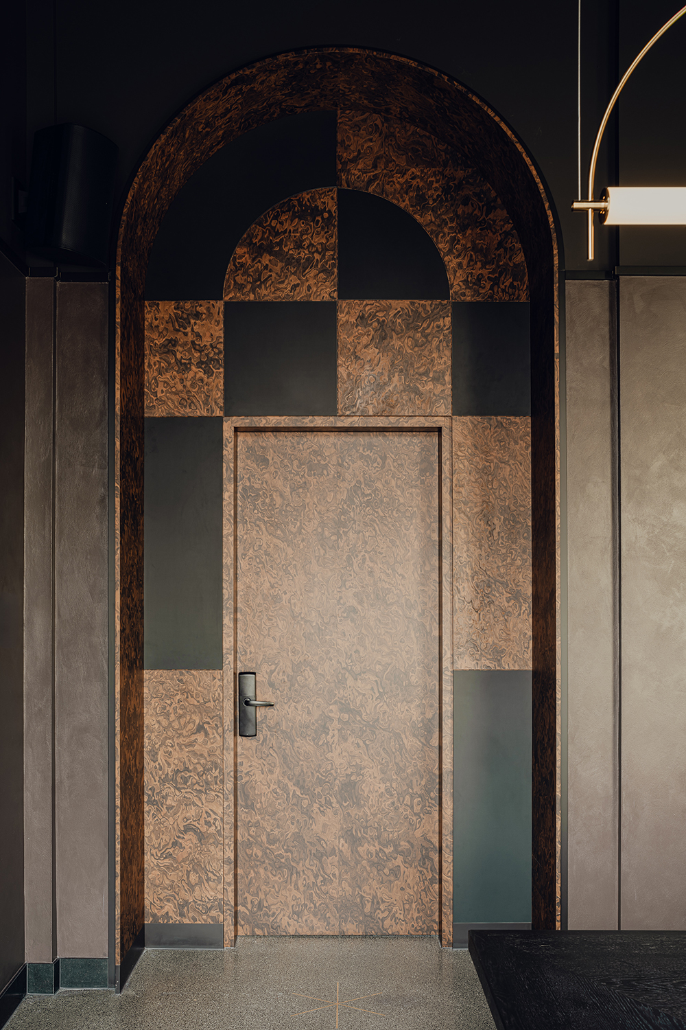 Zielona dekoracyjna ściana we wnętrzu Flaner Hotel