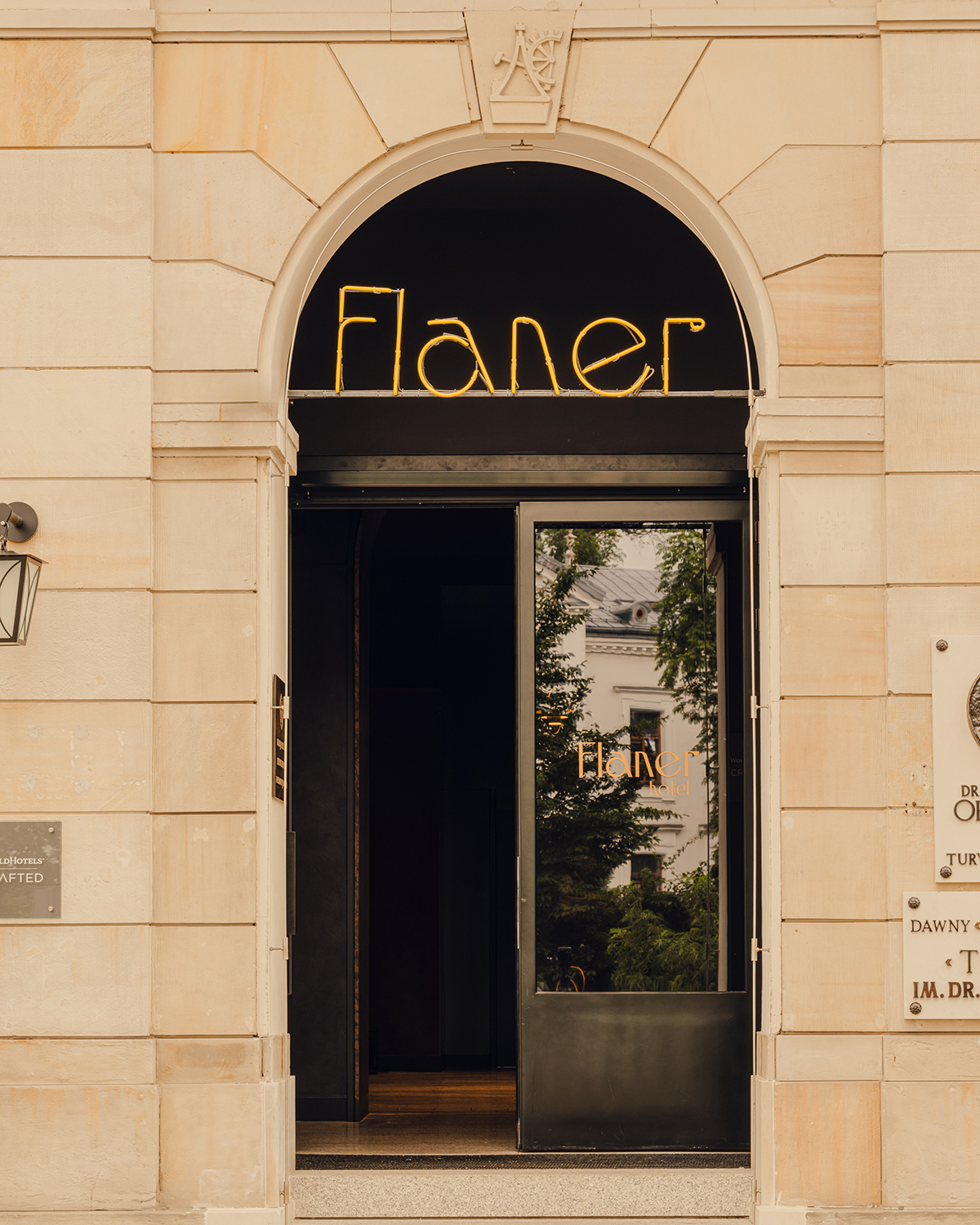Wejście do Flaner Hotel przy Krakowskim Przedmieściu w Warszawie