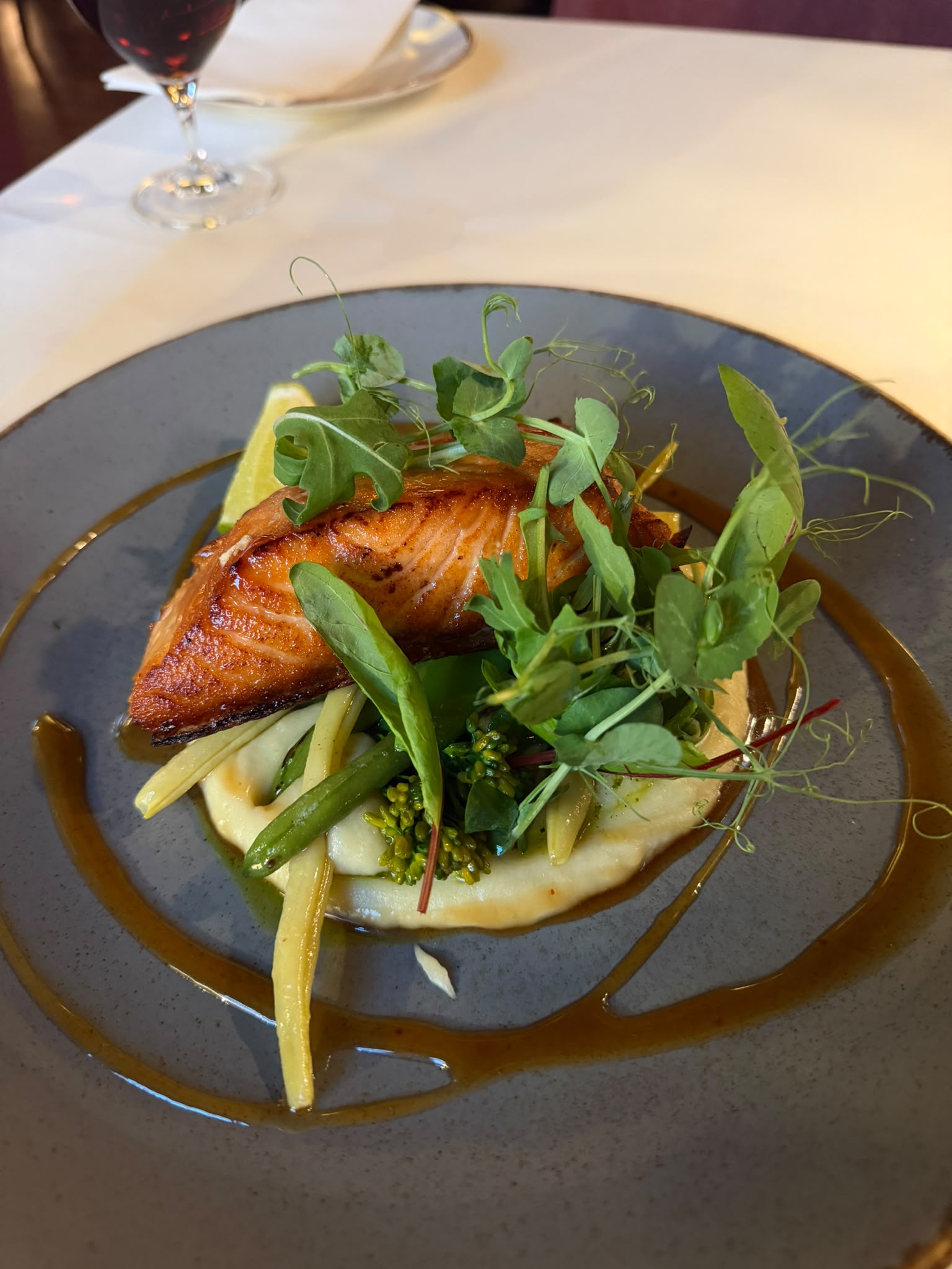 Danie z rybą w restauracji Pomodoro