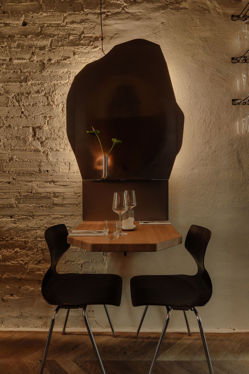 Kameralny stolik we wnętrzu restauracji Ballaró