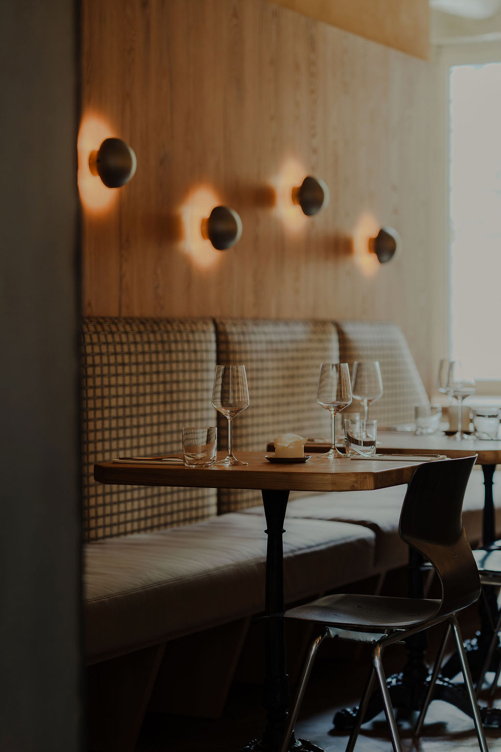 Sala restauracji Ballaró z zaprojektowanymi kinkietami
