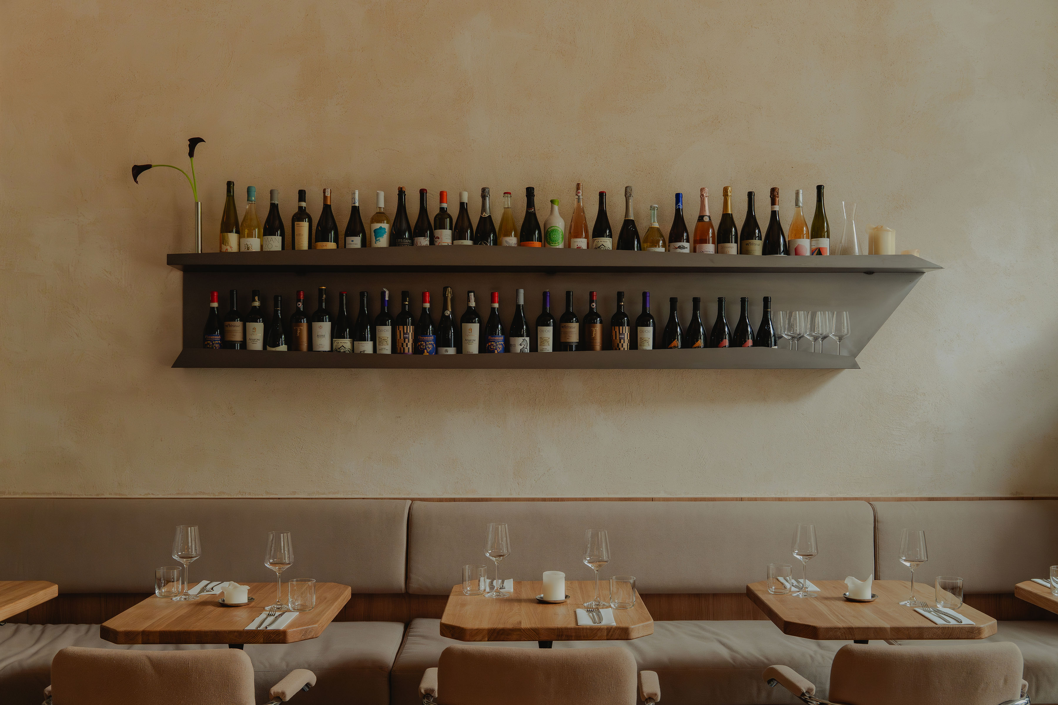 Wnętrze restauracji Ballaró z półką na wina