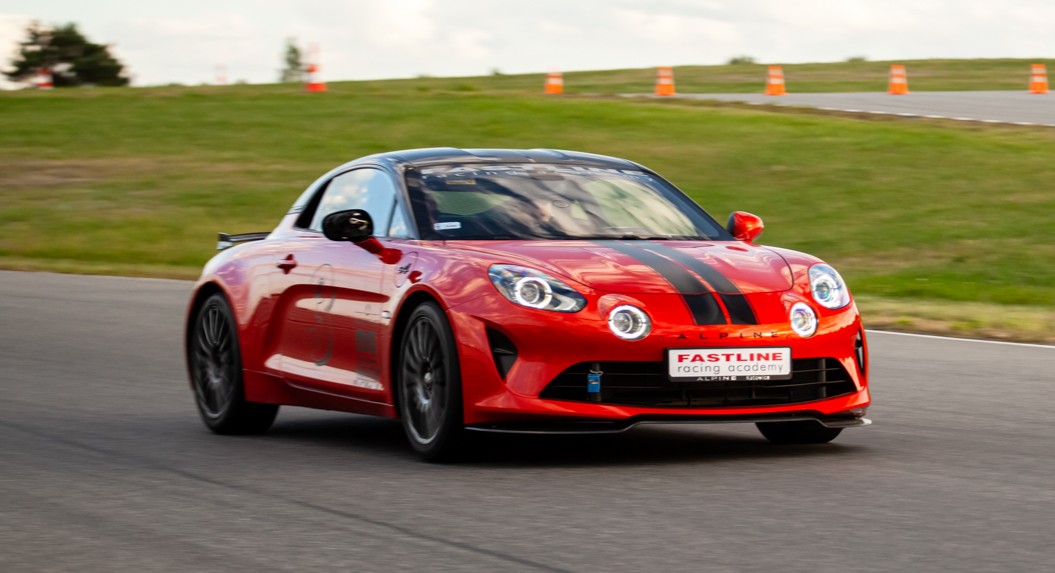 Samochód Fastline Racing Academy na torze